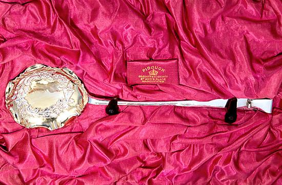 A cased late Victorian silver fruit set, by Rupert Favell, length 280mm, weight 12.5oz/390grms